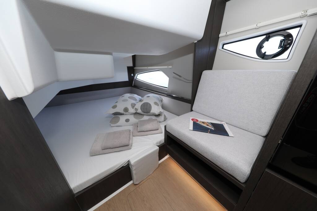 Motor boat Sealine C335V Stormi