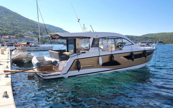 Sealine C390 Tireless