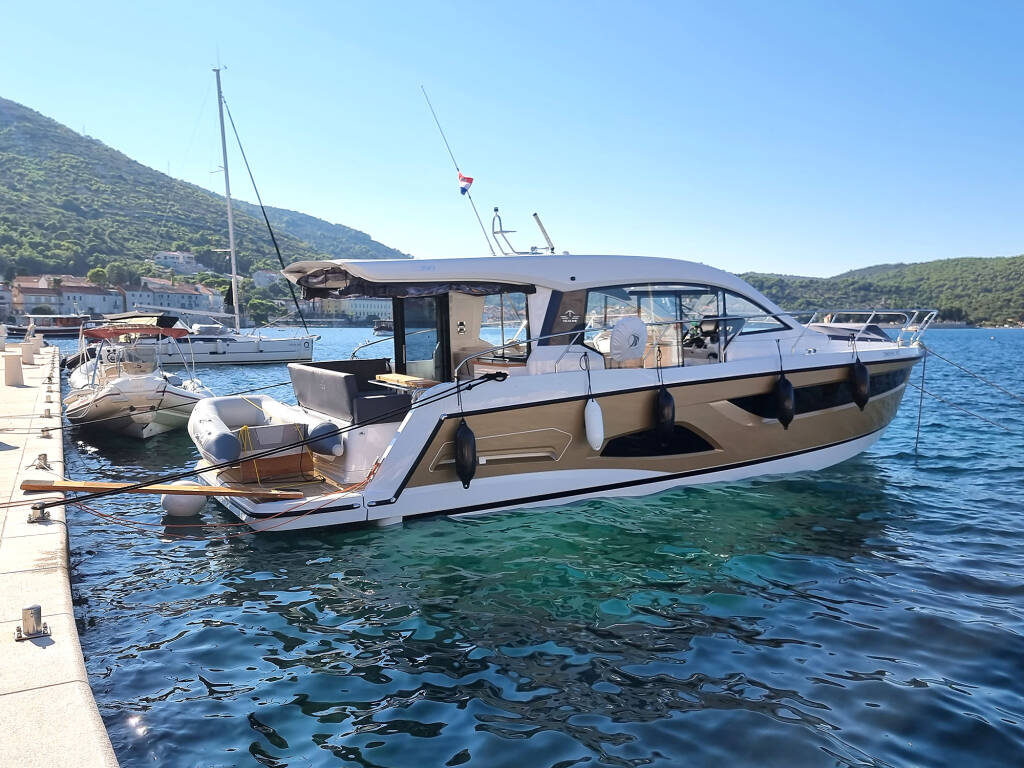 Motor yacht Sealine C390 Tireless