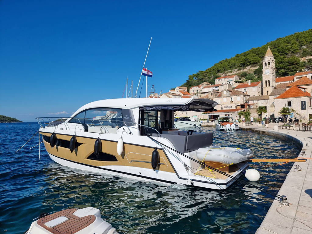 Motor yacht Sealine C390 Tireless