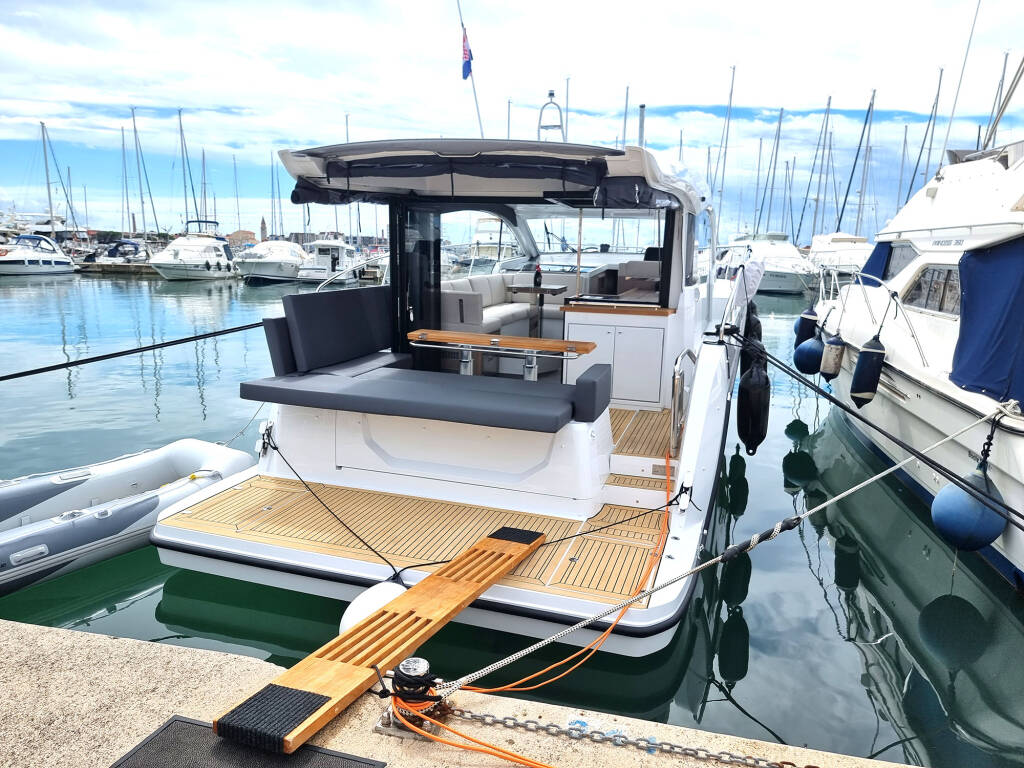 Motor yacht Sealine C390 Tireless
