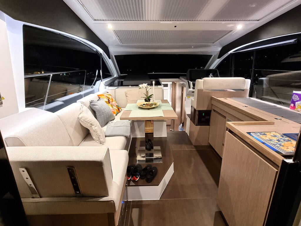 Motor yacht Sealine C390 Tireless