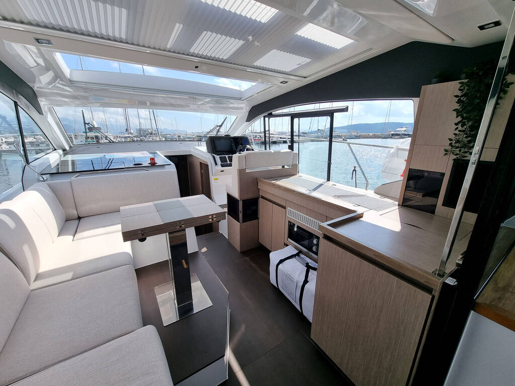 Motor yacht Sealine C390 Tireless