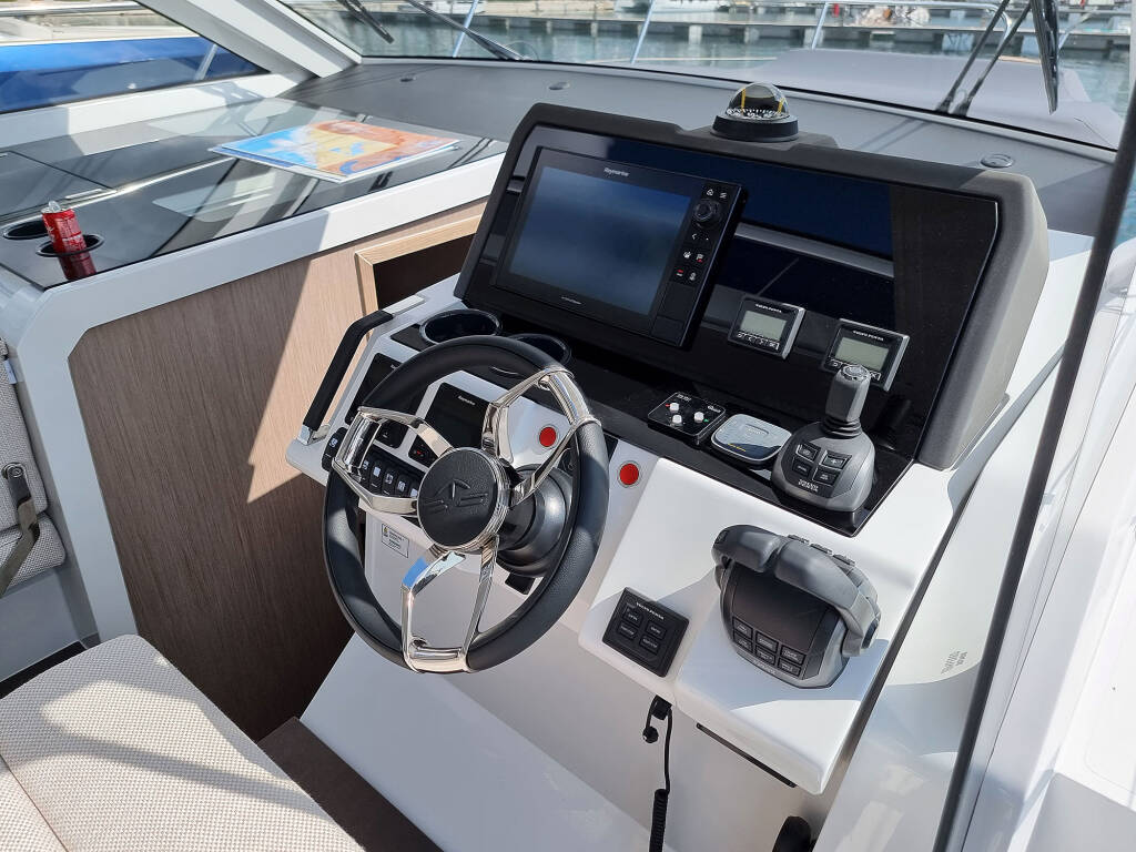 Motor yacht Sealine C390 Tireless