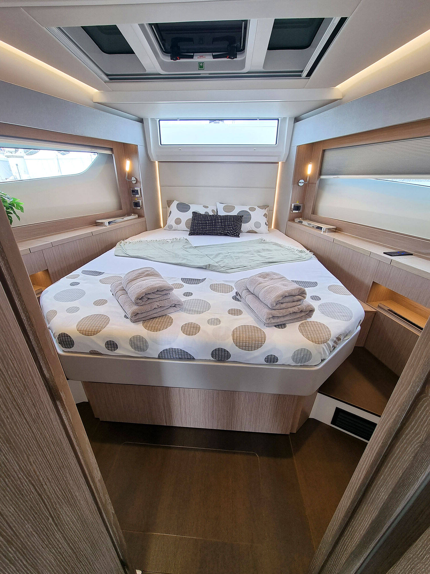 Motor yacht Sealine C390 Tireless