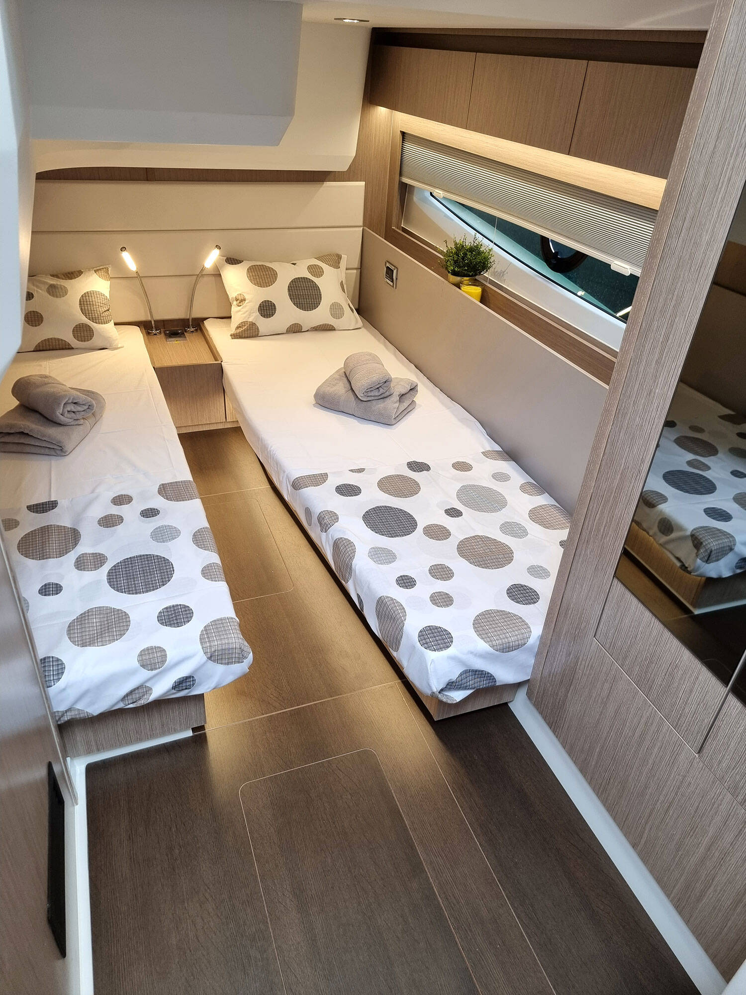 Motor yacht Sealine C390 Tireless