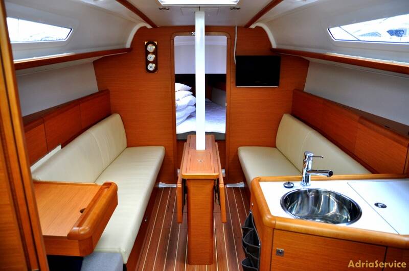 Sailing yacht Sun Odyssey 33i Energy