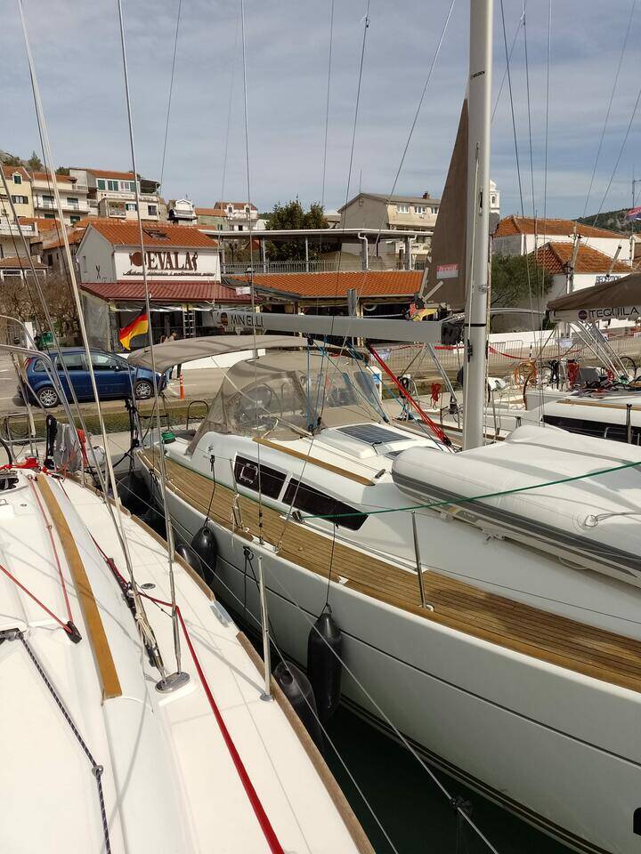 Sailing yacht Sun Odyssey 33i min elli
