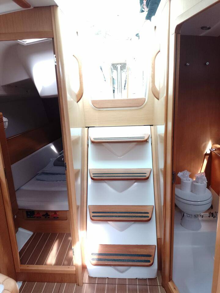 Sailing yacht Sun Odyssey 33i min elli