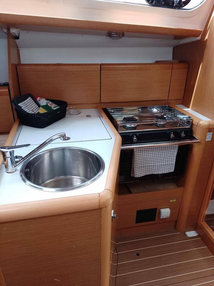 Sailing yacht Sun Odyssey 33i min elli