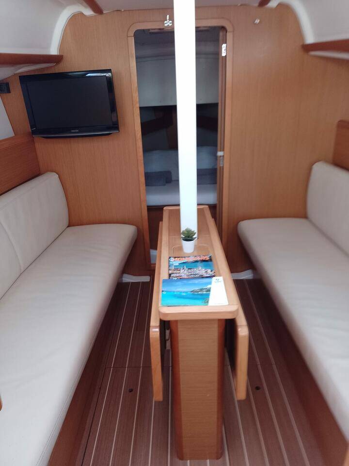 Sailing yacht Sun Odyssey 33i min elli