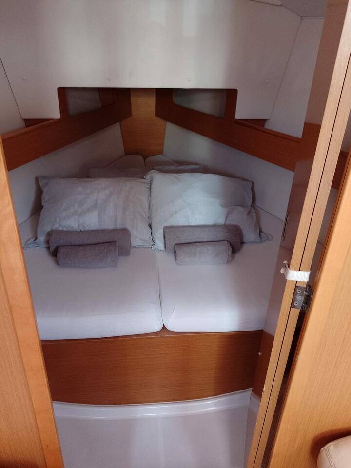 Sailing yacht Sun Odyssey 33i min elli