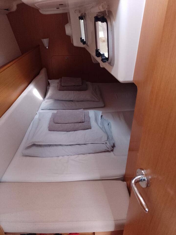 Sailing yacht Sun Odyssey 33i min elli