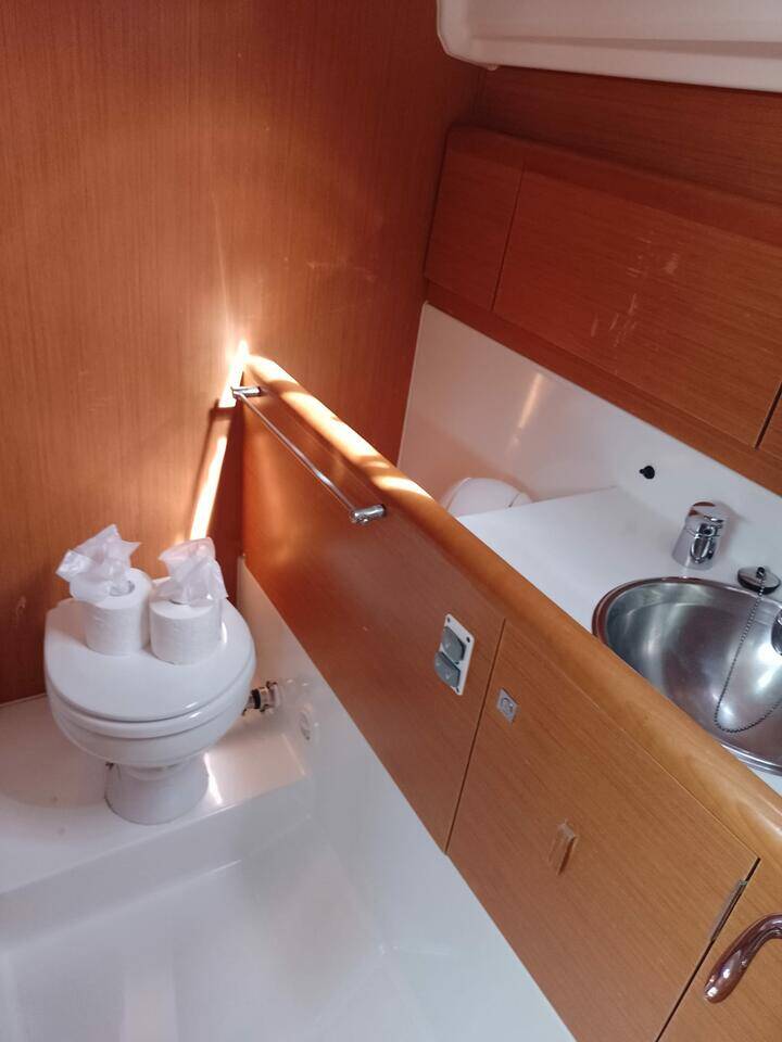 Sailing yacht Sun Odyssey 33i min elli