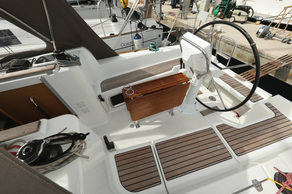 Sailing yacht Sun Odyssey 33i Cosma