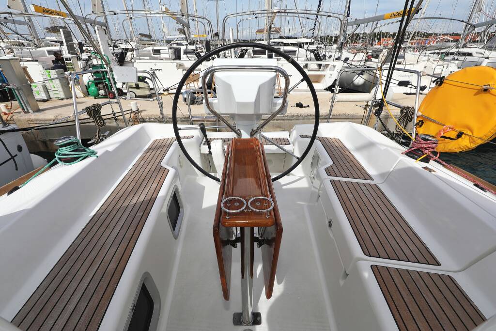 Sailing yacht Sun Odyssey 33i Cosma