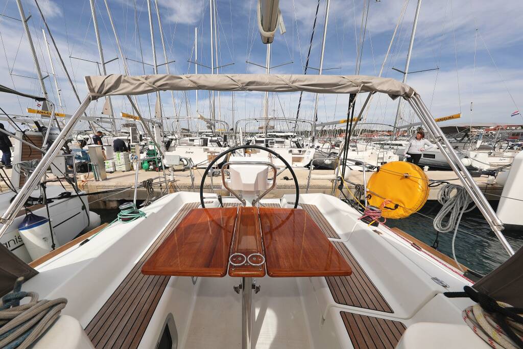 Sailing yacht Sun Odyssey 33i Cosma