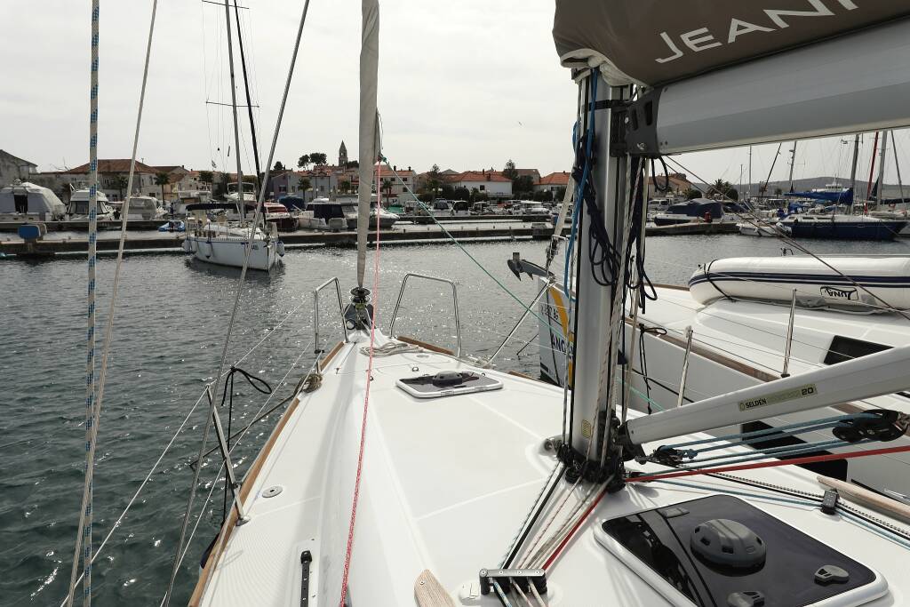Sailing yacht Sun Odyssey 33i Cosma