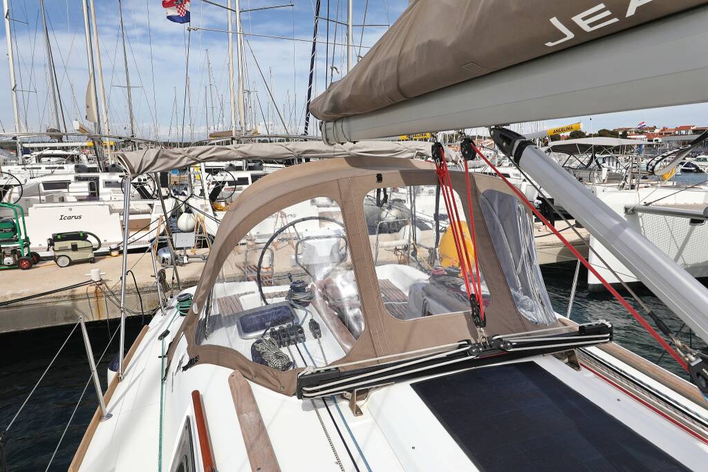 Sailing yacht Sun Odyssey 33i Cosma