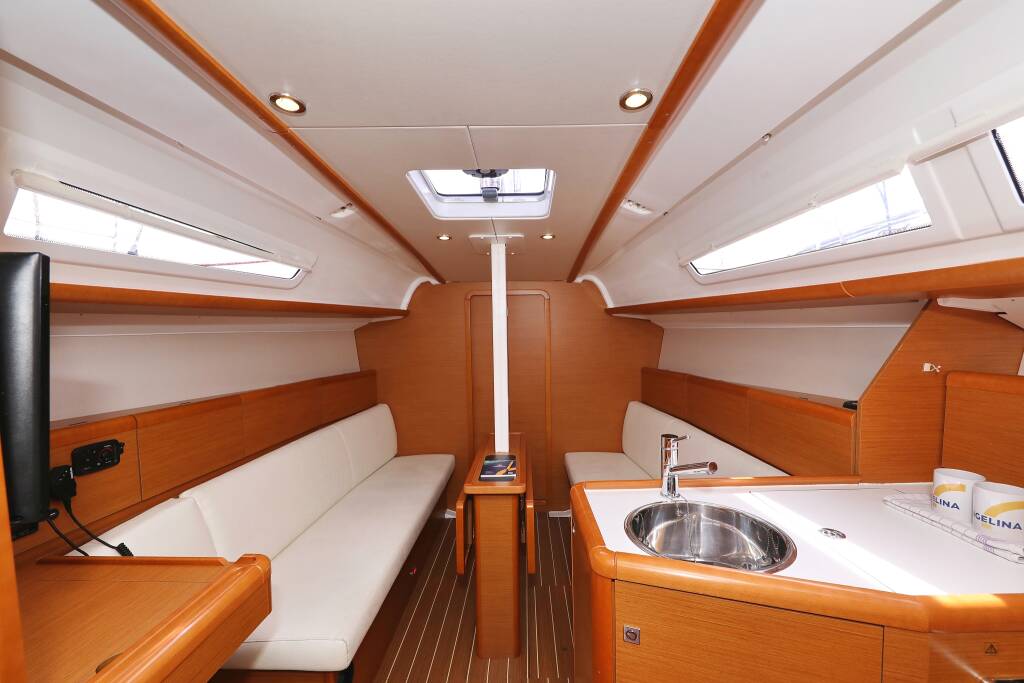 Sailing yacht Sun Odyssey 33i Cosma