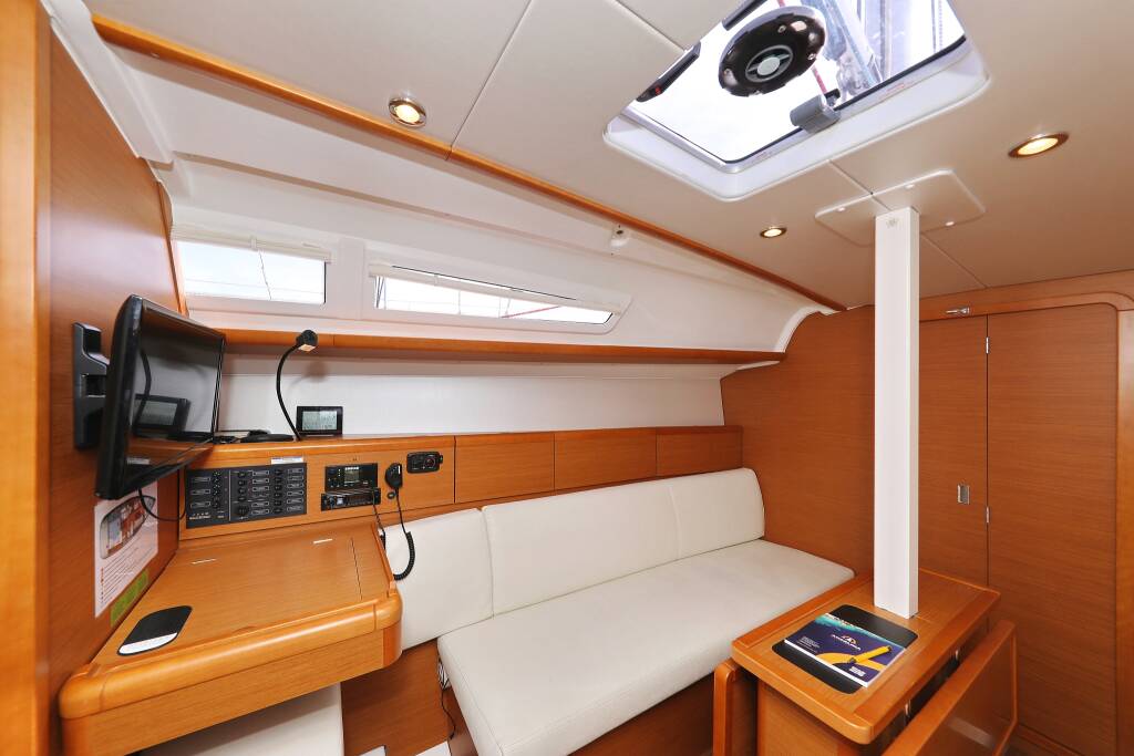 Sailing yacht Sun Odyssey 33i Cosma