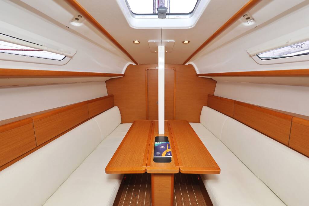 Sailing yacht Sun Odyssey 33i Cosma