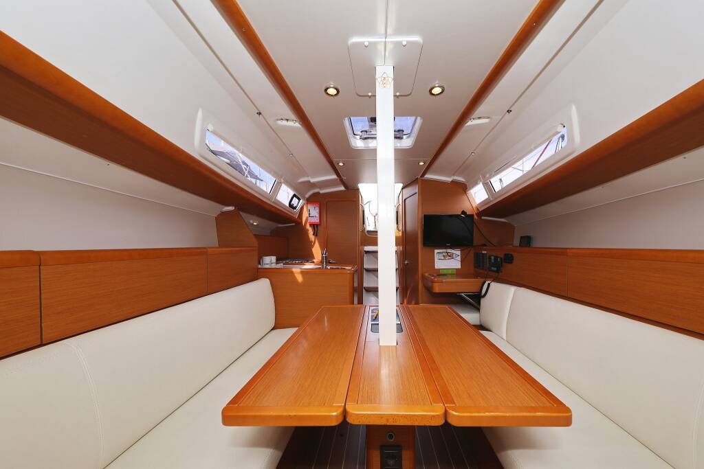 Sailing yacht Sun Odyssey 33i Cosma