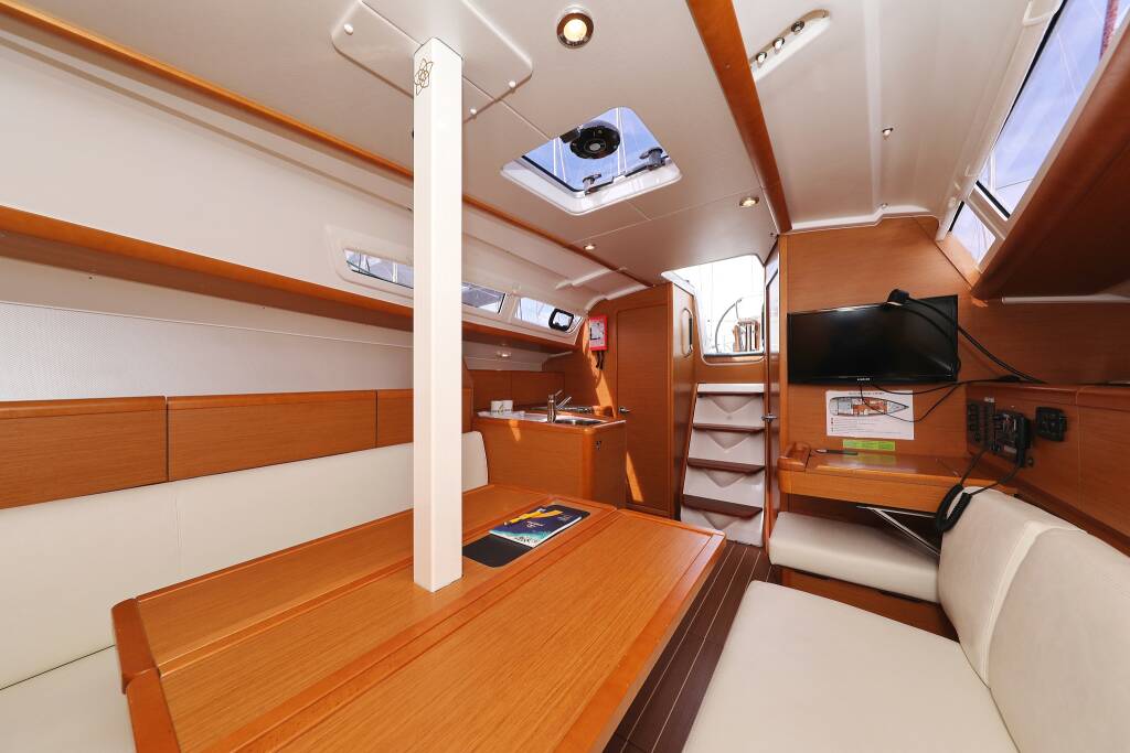 Sailing yacht Sun Odyssey 33i Cosma