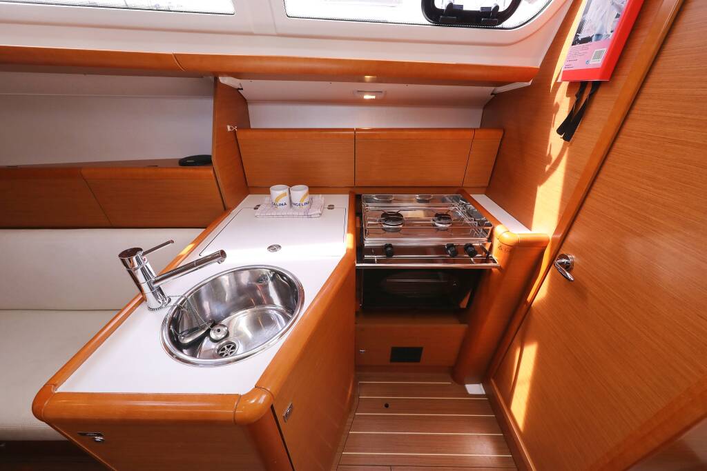 Sailing yacht Sun Odyssey 33i Cosma