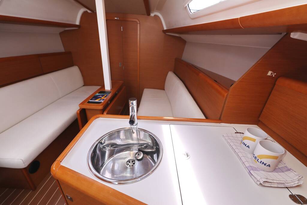 Sailing yacht Sun Odyssey 33i Cosma