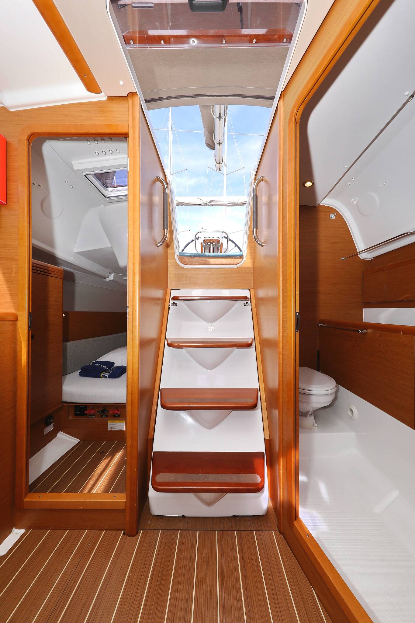 Sailing yacht Sun Odyssey 33i Cosma