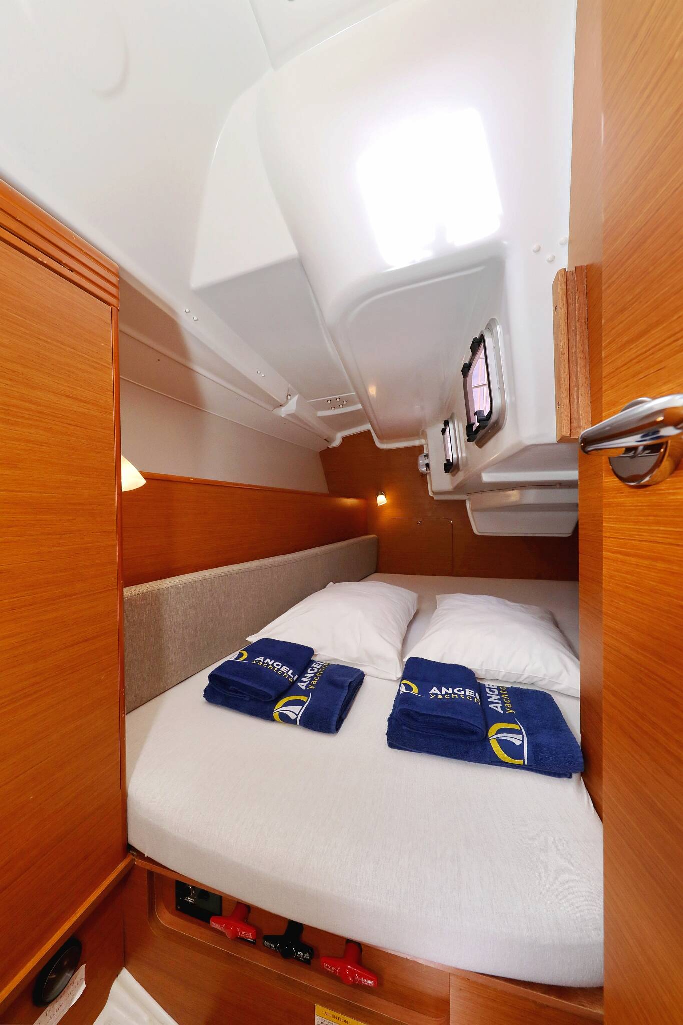 Sailing yacht Sun Odyssey 33i Cosma