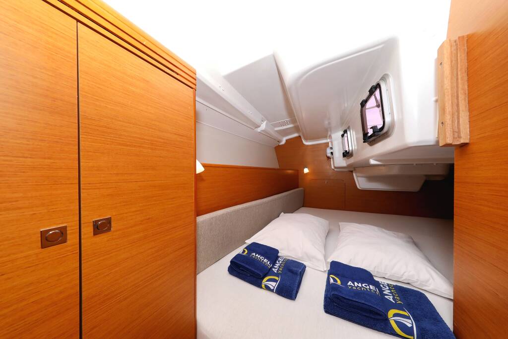 Sailing yacht Sun Odyssey 33i Cosma