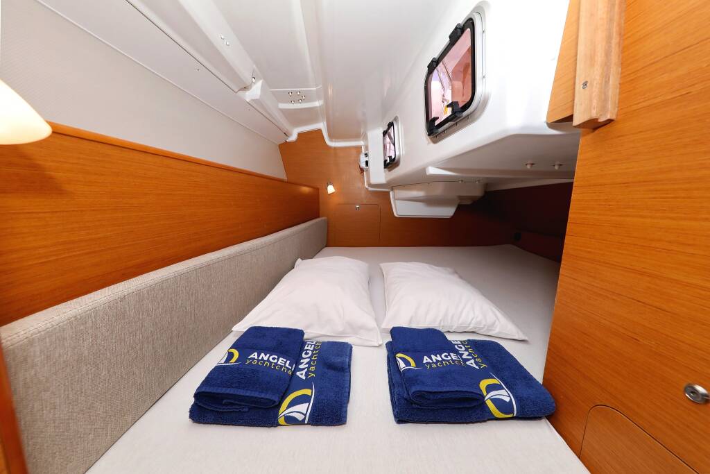 Sailing yacht Sun Odyssey 33i Cosma