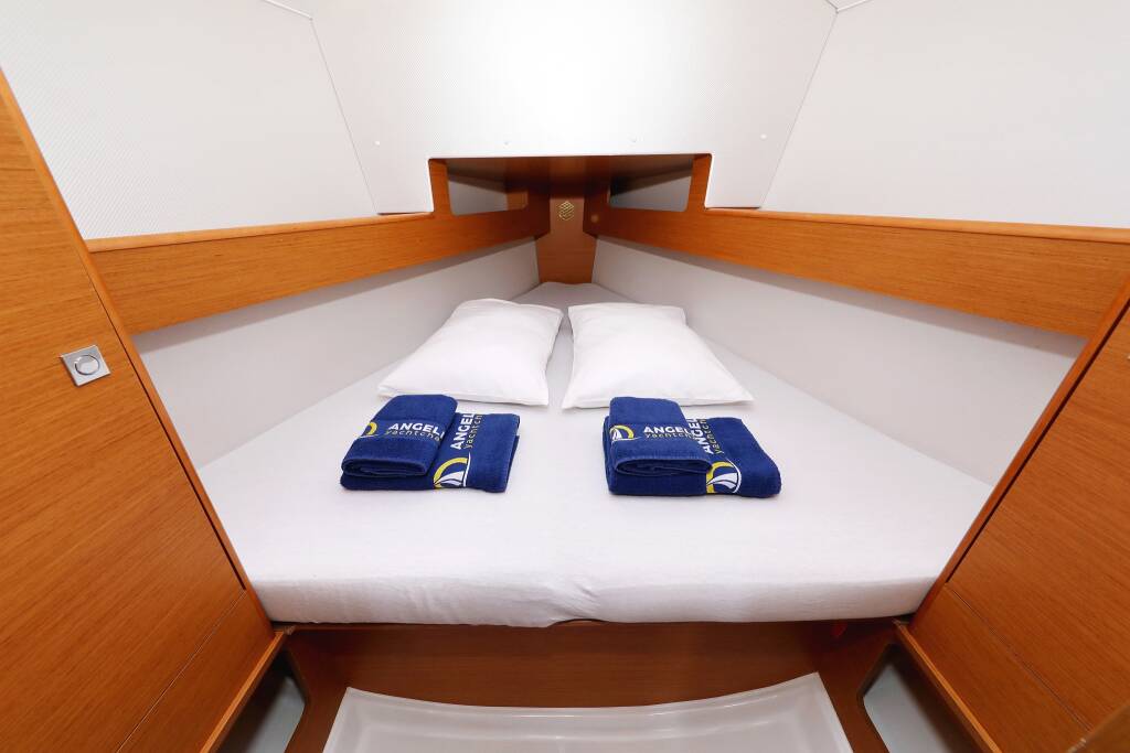 Sailing yacht Sun Odyssey 33i Cosma