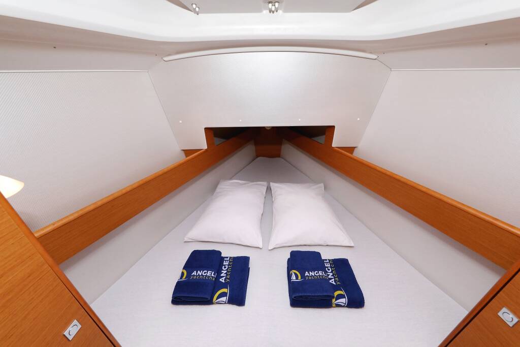 Sailing yacht Sun Odyssey 33i Cosma
