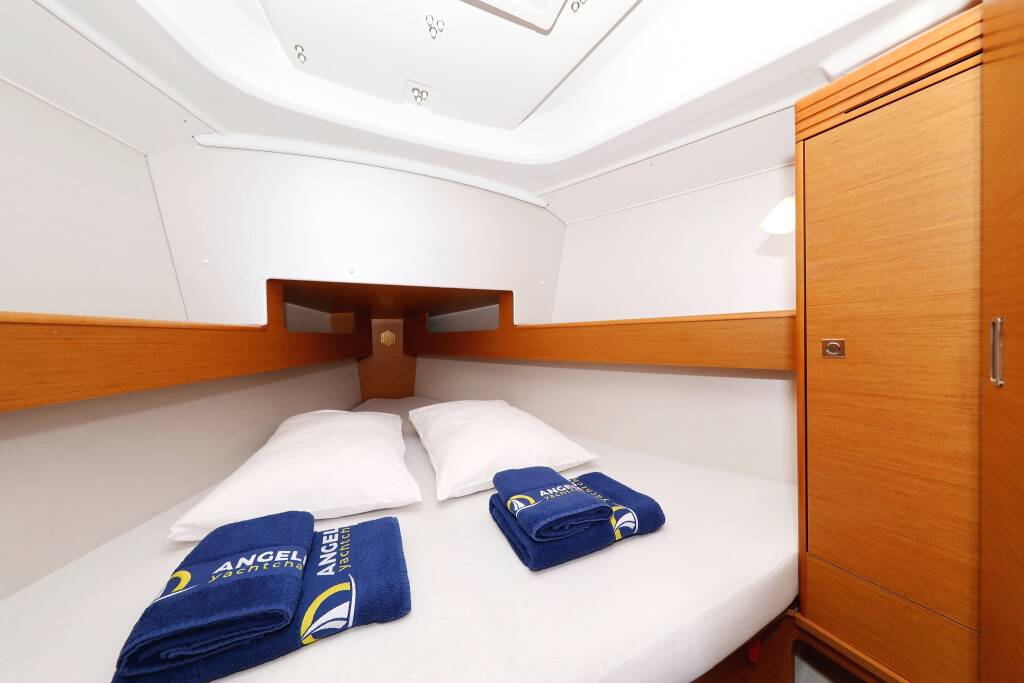 Sailing yacht Sun Odyssey 33i Cosma