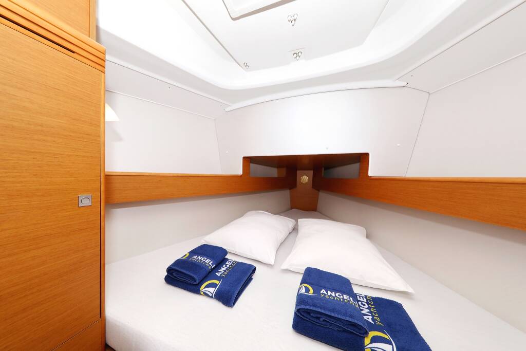 Sailing yacht Sun Odyssey 33i Cosma