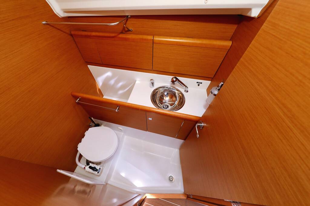 Sailing yacht Sun Odyssey 33i Cosma