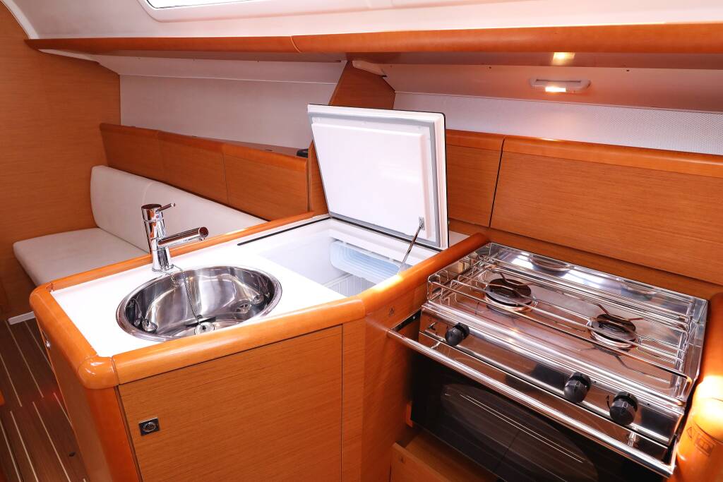 Sailing yacht Sun Odyssey 33i Cosma