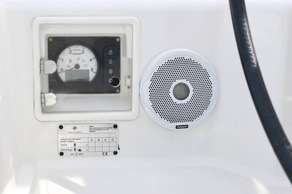 Sailing yacht Sun Odyssey 33i Cosma