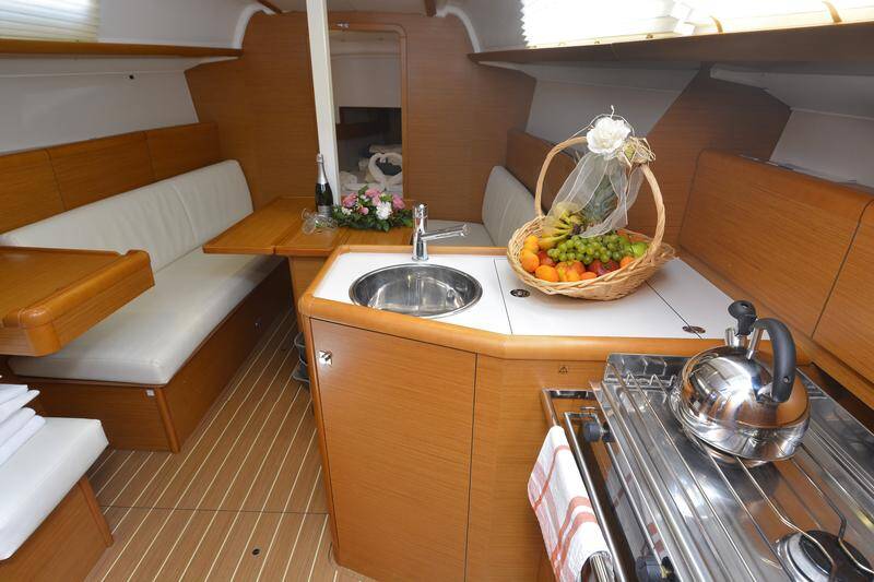 Sailing yacht Sun Odyssey 33i Hasta Siempre