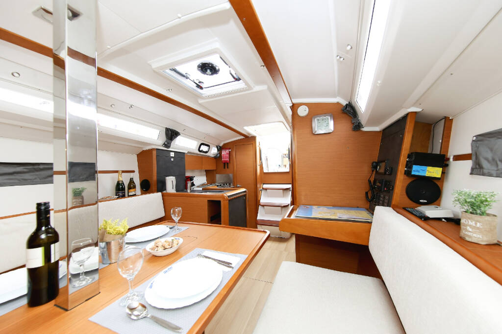 Sailing yacht Sun Odyssey 349 Polly Fun