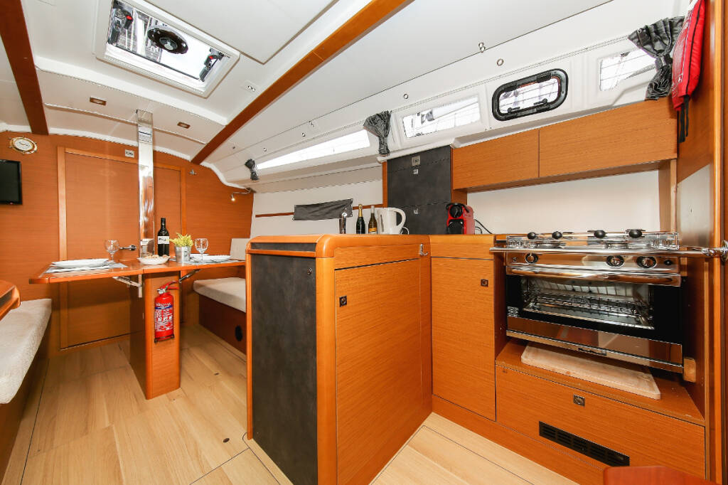 Sailing yacht Sun Odyssey 349 Polly Fun