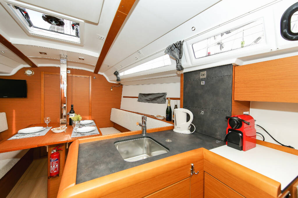 Sailing yacht Sun Odyssey 349 Polly Fun