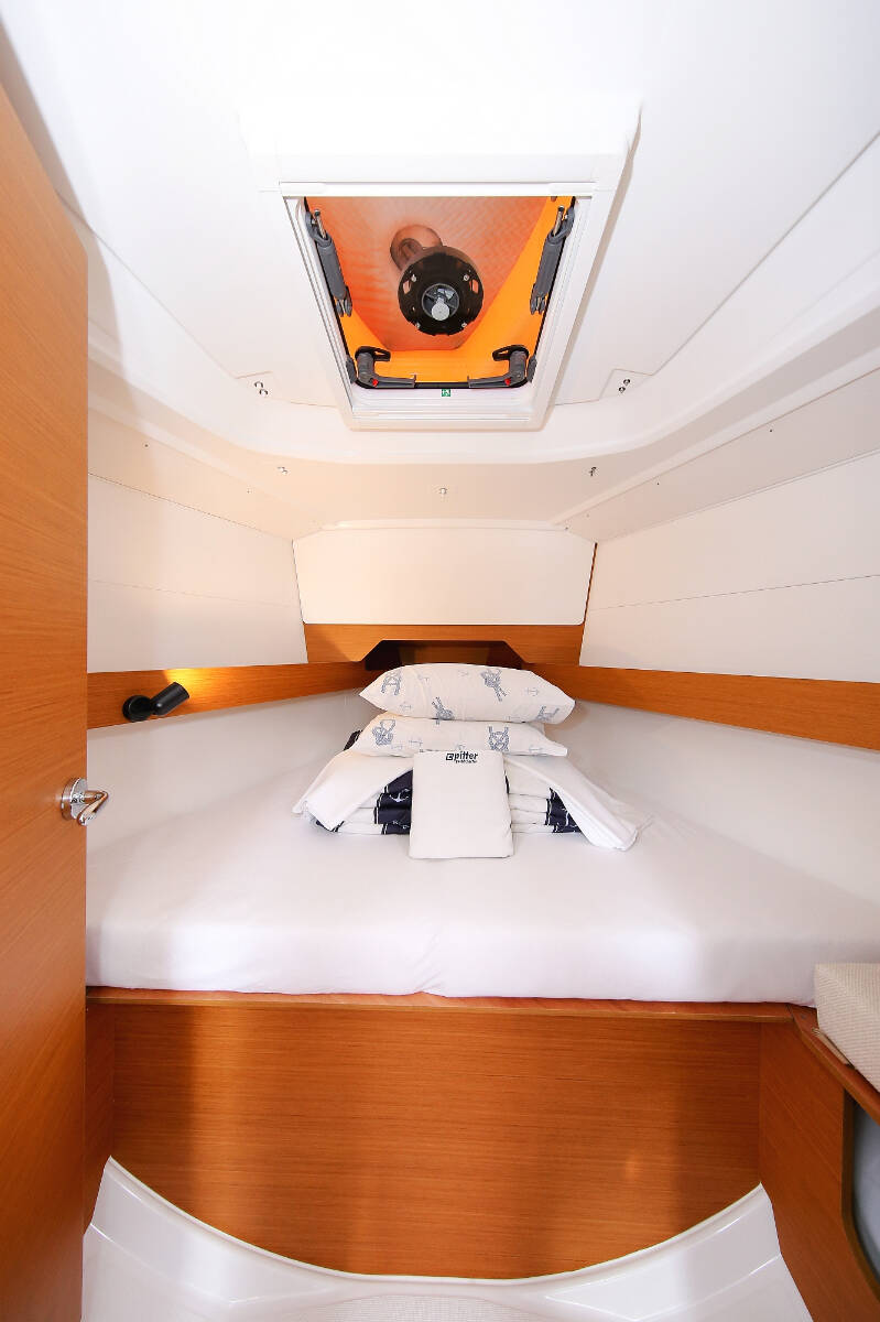 Sailing yacht Sun Odyssey 349 Polly Fun
