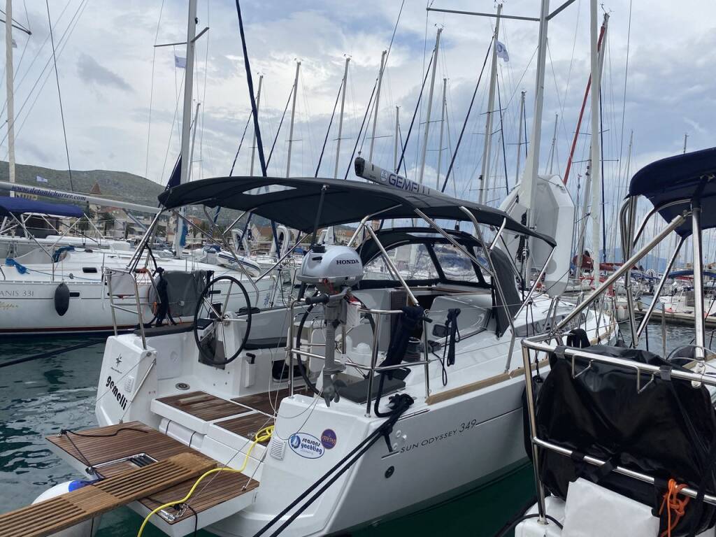 Sailing yacht Sun Odyssey 349 gemelli