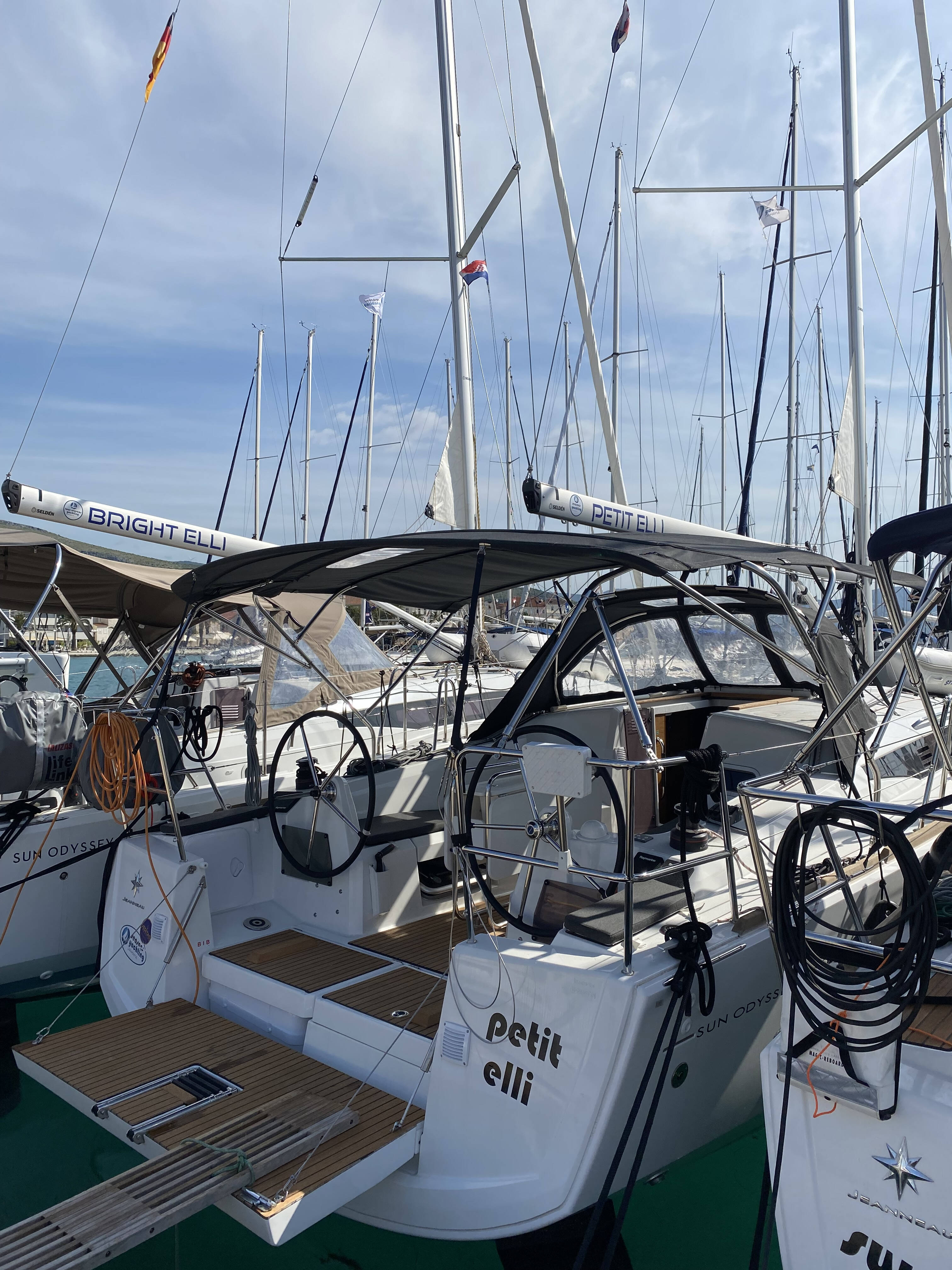 Sailing yacht Sun Odyssey 349 petit elli