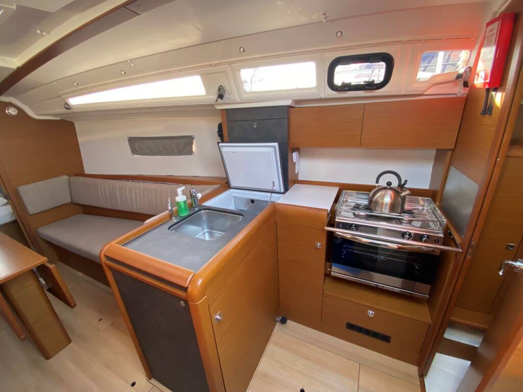 Sailing yacht Sun Odyssey 349 petit elli
