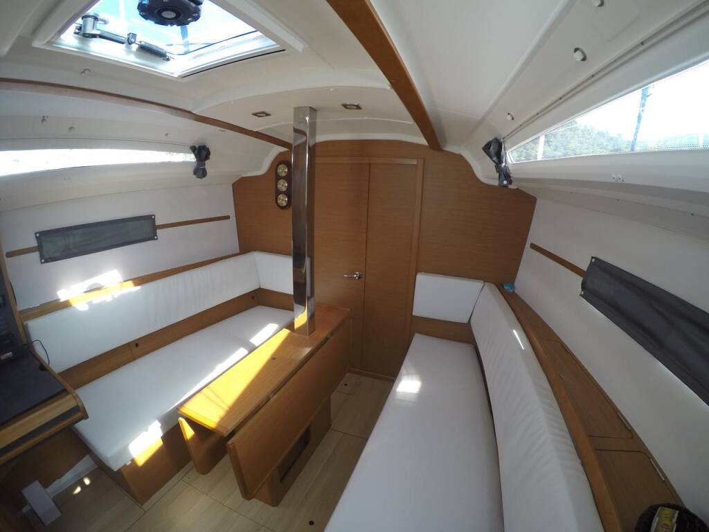 Sailing yacht Sun Odyssey 349 Sarita